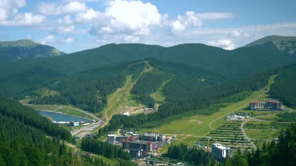 Bukovel Ucrania Agosto 2021 Lapso Tiempo Resort Pueblo Cárpatos Montañas — Vídeo de stock
