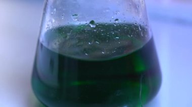 Laboratuvarda kimyasalları olan bilim adamlarının görüntüleri..