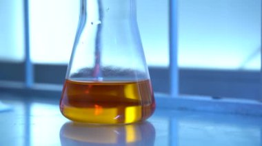 Laboratuvarda kimyasalları olan bilim adamlarının görüntüleri..