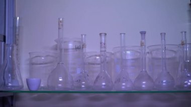 Laboratuvarda kimyasalları olan bilim adamlarının görüntüleri..