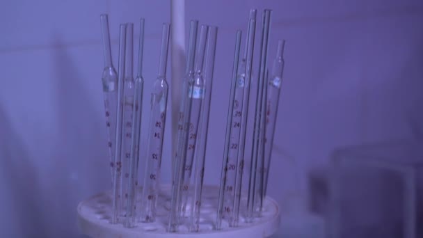 Filmati Strumenti Scientifici Con Sostanze Chimiche Laboratorio — Video Stock