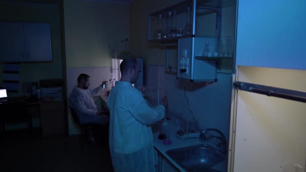Filmati Scienziati Che Lavorano Con Strumenti Scientifici Sostanze Chimiche Laboratorio — Video Stock