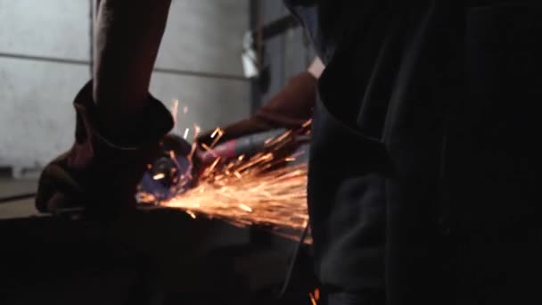 Trabalhador Masculino Profissional Trabalha Corte Metal Com Uma Máquina Moagem — Vídeo de Stock