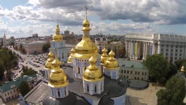 Kloster des Heiligen Michael mit goldener Kuppel in Kiew — Stockvideo