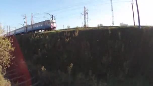 Tren en movimiento. Disparos con drones — Vídeo de stock