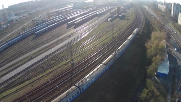 Tren en movimiento. Disparos con drones — Vídeo de stock