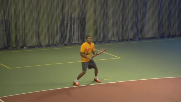 Теннисист в действии — стоковое видео
