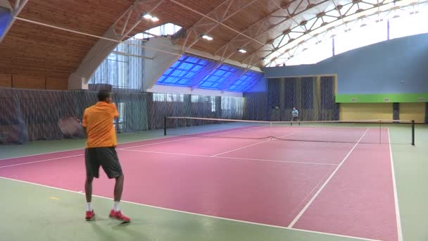 Два теннисиста — стоковое видео
