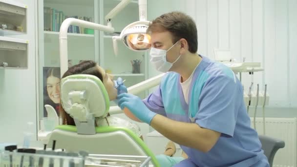 Οδοντίατρος και ασθενής — Αρχείο Βίντεο