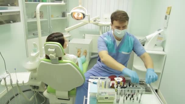 Dentista y paciente — Vídeos de Stock