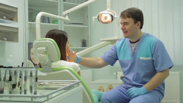 Dentista y paciente — Vídeos de Stock