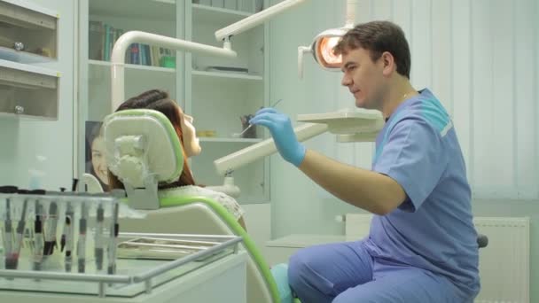 Dentista y paciente — Vídeos de Stock