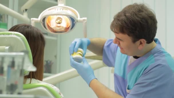 Tandläkare och patient — Stockvideo