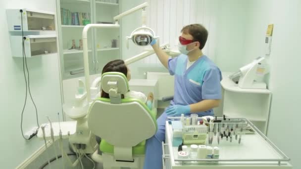 Стоматолог и пациент — стоковое видео