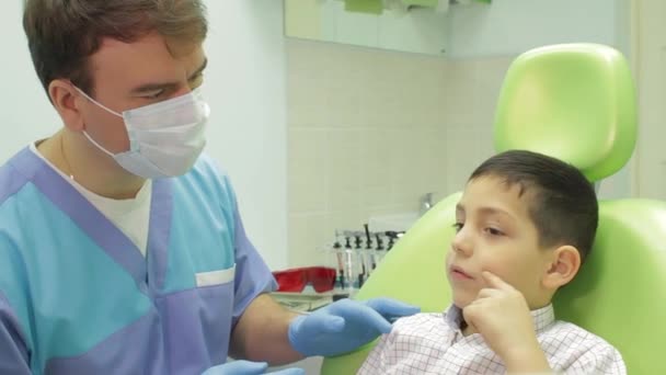 Dentista e jovem rapaz — Vídeo de Stock