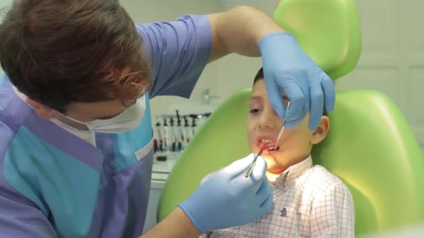 Tandlæge og ung dreng – Stock-video