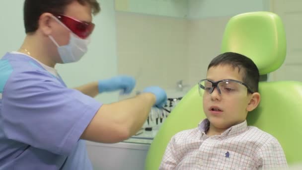 Dentista y joven — Vídeo de stock