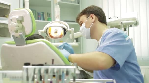牙医和年轻男孩 (Packshot) — 图库视频影像
