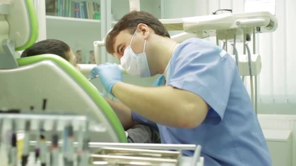 Dentist and young boy — Stock Video