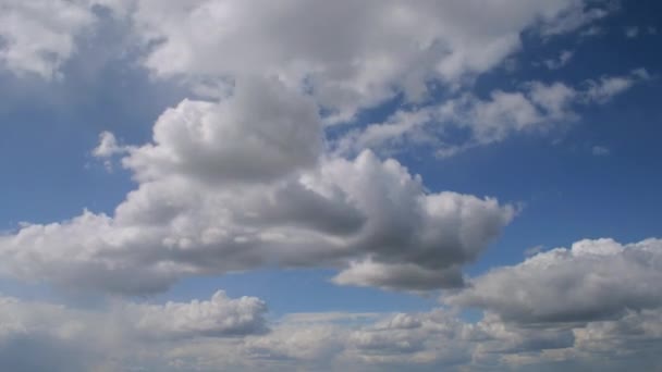Облака (движущиеся на камеру) ) — стоковое видео