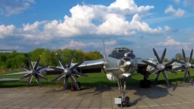 Tupolev Tu 142 Kiev Havacılık Müzesi