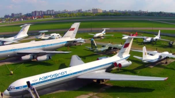 Vecchi aerei al museo dell'aviazione a Kiev — Video Stock