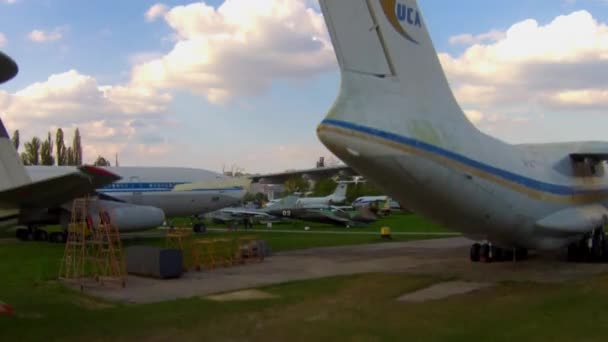 Alte flugzeuge im flugzeugmuseum in kiev — Stockvideo