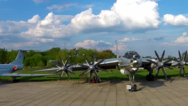 De Tupolev Tu-142 in het Luchtvaartmuseum in Kiev — Stockvideo