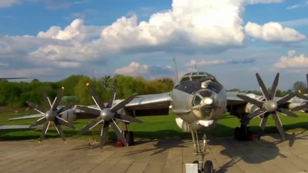 O Tupolev Tu 142 no museu da aviação em Kiev — Vídeo de Stock