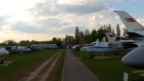 Alte flugzeuge im flugzeugmuseum in kiev — Stockvideo