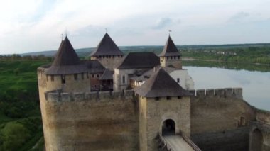 Uçan Ortaçağ surlarının karmaşık yakınındaki