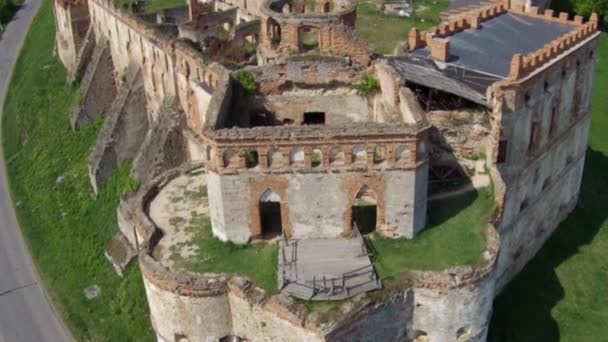 在中世纪堡垒附近飞行 — 图库视频影像