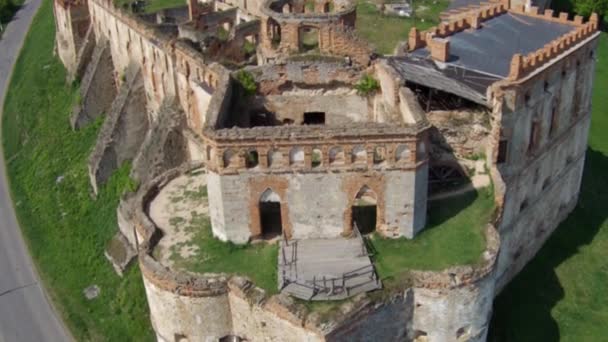 Voando perto da fortaleza medieval — Vídeo de Stock