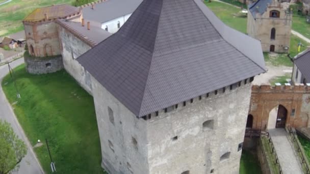 Fliegen in der Nähe mittelalterlicher Festung — Stockvideo