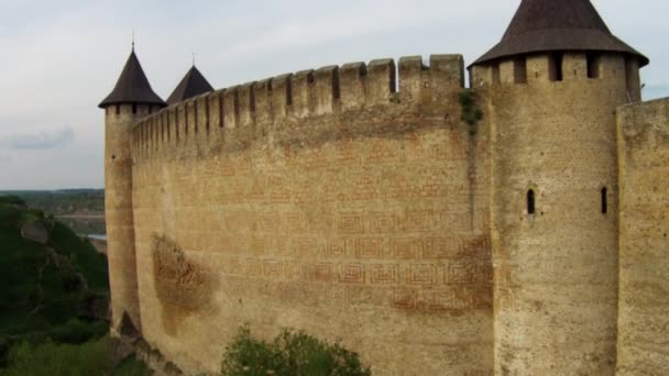 Voler près du complexe de fortification médiéval — Video