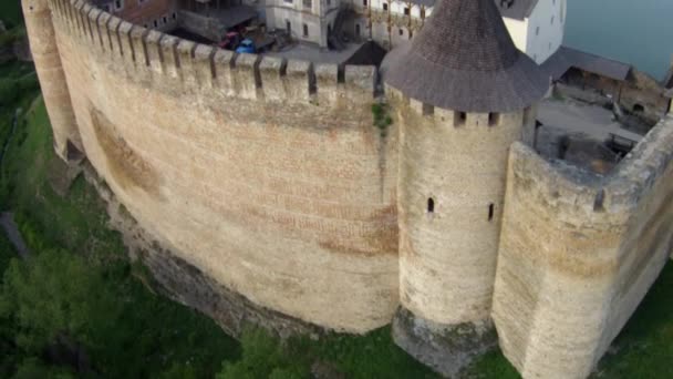 複雑な中世の要塞の近くの飛行 — ストック動画