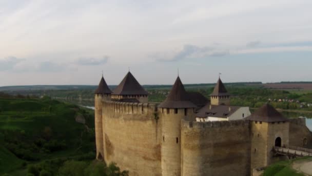 Volare vicino al complesso di fortificazione medievale — Video Stock