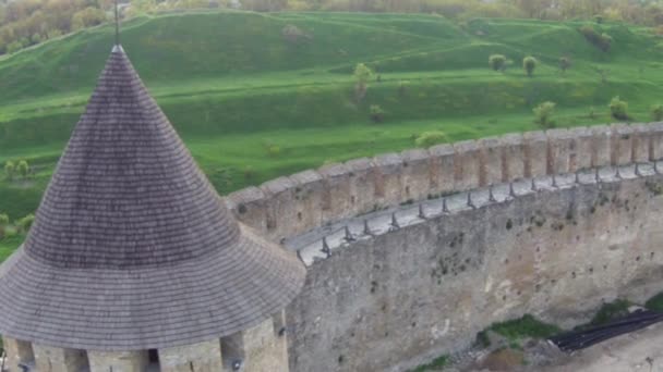 Volando cerca del complejo de fortificación medieval — Vídeo de stock