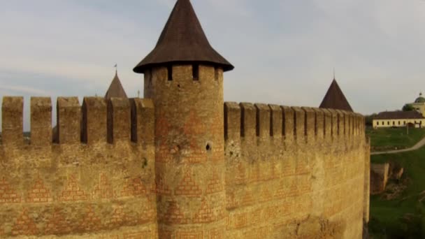 Voler près du complexe de fortification médiéval 