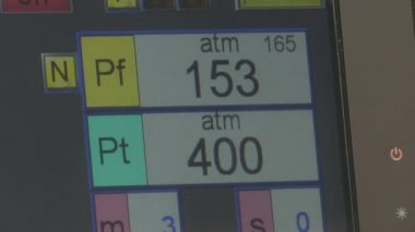 Kübik-dikiş sentetik elmas Fabrikası'nda monitör