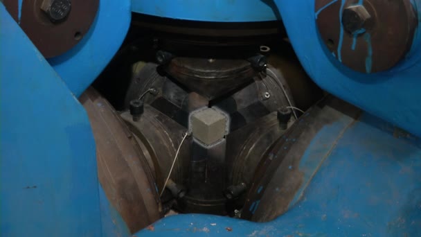 Kübik-dikiş sentetik elmas Fabrikası'nda monitör — Stok video