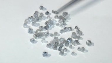 Laboratuvar tarafından oluşturulan, laboratuvar yetiştirilen veya insan yapımı elmas