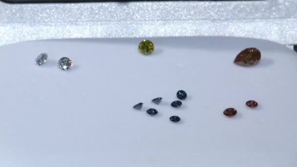 Diamanten, die im Labor geschaffen, im Labor gezüchtet oder künstlich hergestellt wurden — Stockvideo