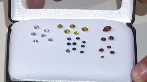 Diamanten, die im Labor geschaffen, im Labor gezüchtet oder künstlich hergestellt wurden — Stockvideo