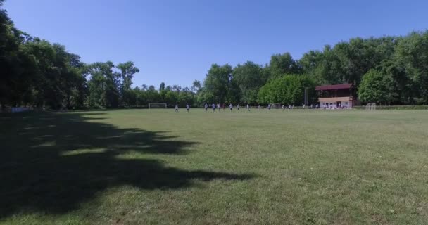 Treinamento na escola de futebol, 4k (aéreo ) — Vídeo de Stock