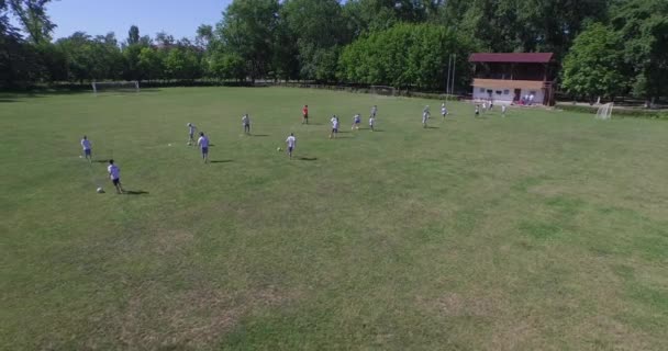 Entrenamiento en la escuela de fútbol, 4k (Aérea ) — Vídeos de Stock