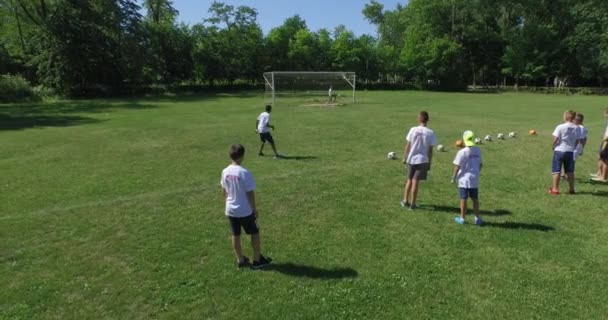 Treinamento na escola de futebol, 4k (aéreo ) — Vídeo de Stock