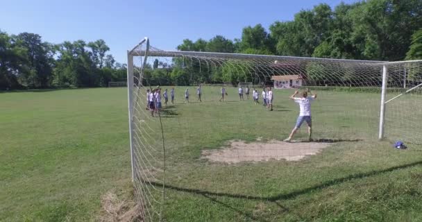 Entrenamiento en la escuela de fútbol, 4k (Aérea ) — Vídeo de stock