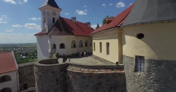 Aérea El Castillo de Palanok en Mukachevo, Ucrania es la muestra única de la arquitectura de fortificación. Junio 2015 — Vídeo de stock