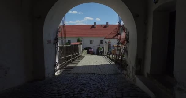 Het Palanok kasteel in Mukachevo, Oekraïne is de unieke steekproef van de vesting architectuur. Juni 2015 — Stockvideo